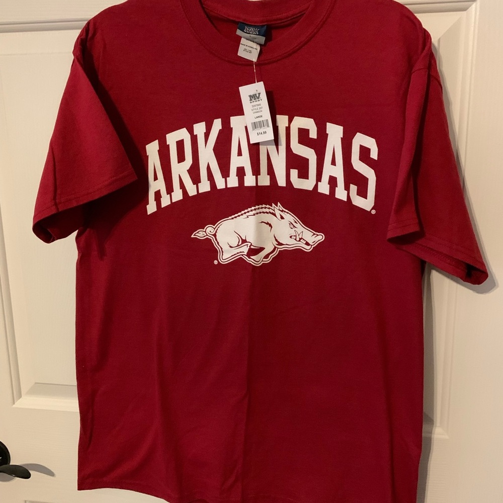 Large. Mens.  T-shirt.  Arkansa Razorbacks.
